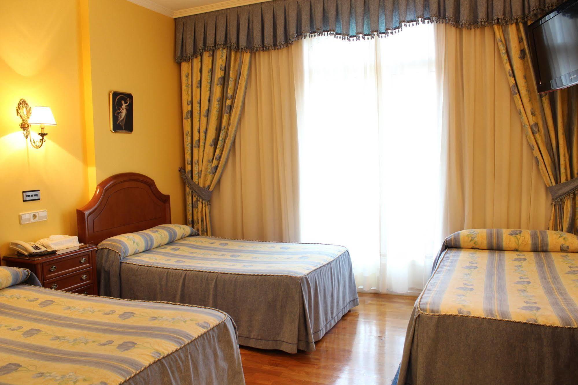 Hotel Playa Compostela 3*